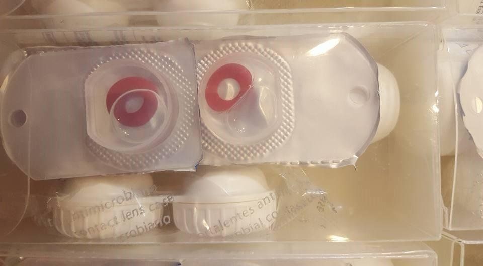 confezione di lenti a contatto rosse