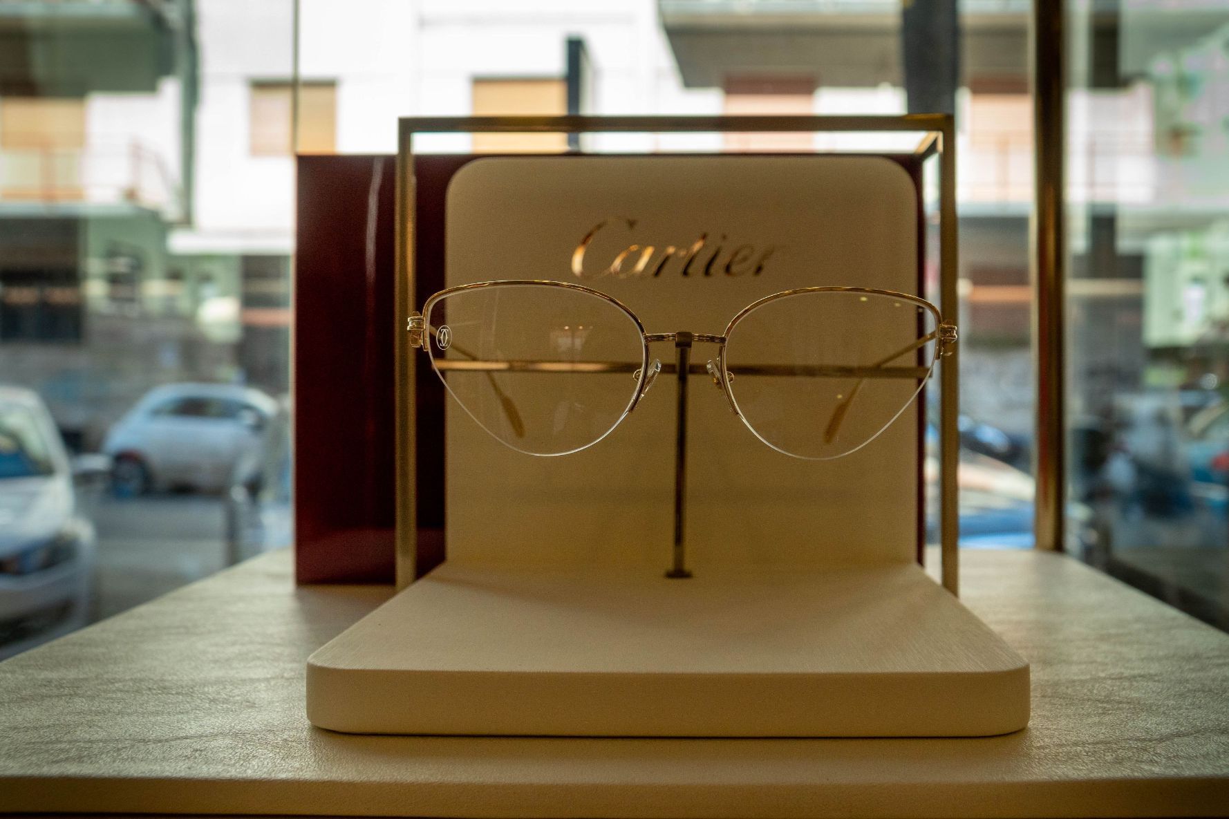 ragazza con occhiali da vista