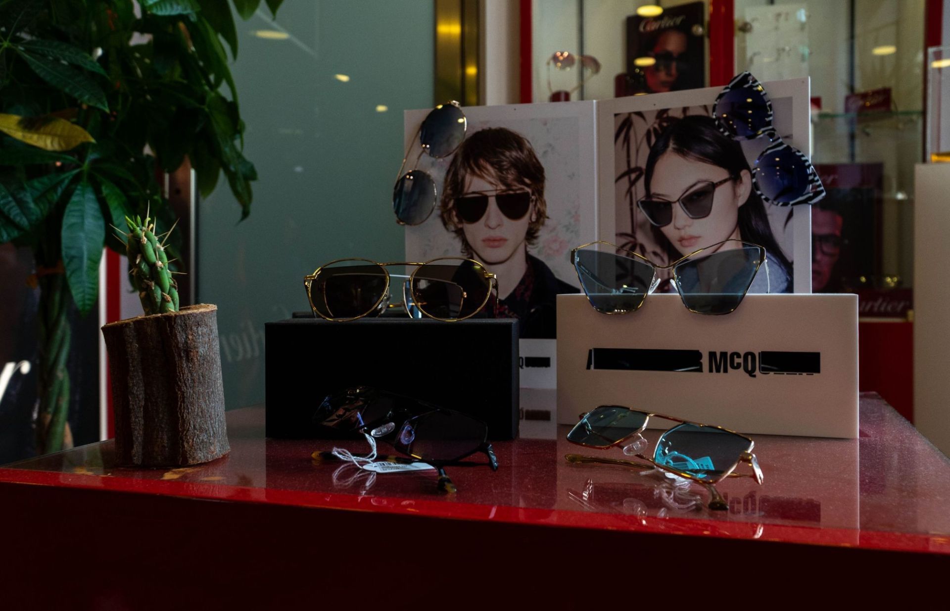 ragazza con occhiali da sole