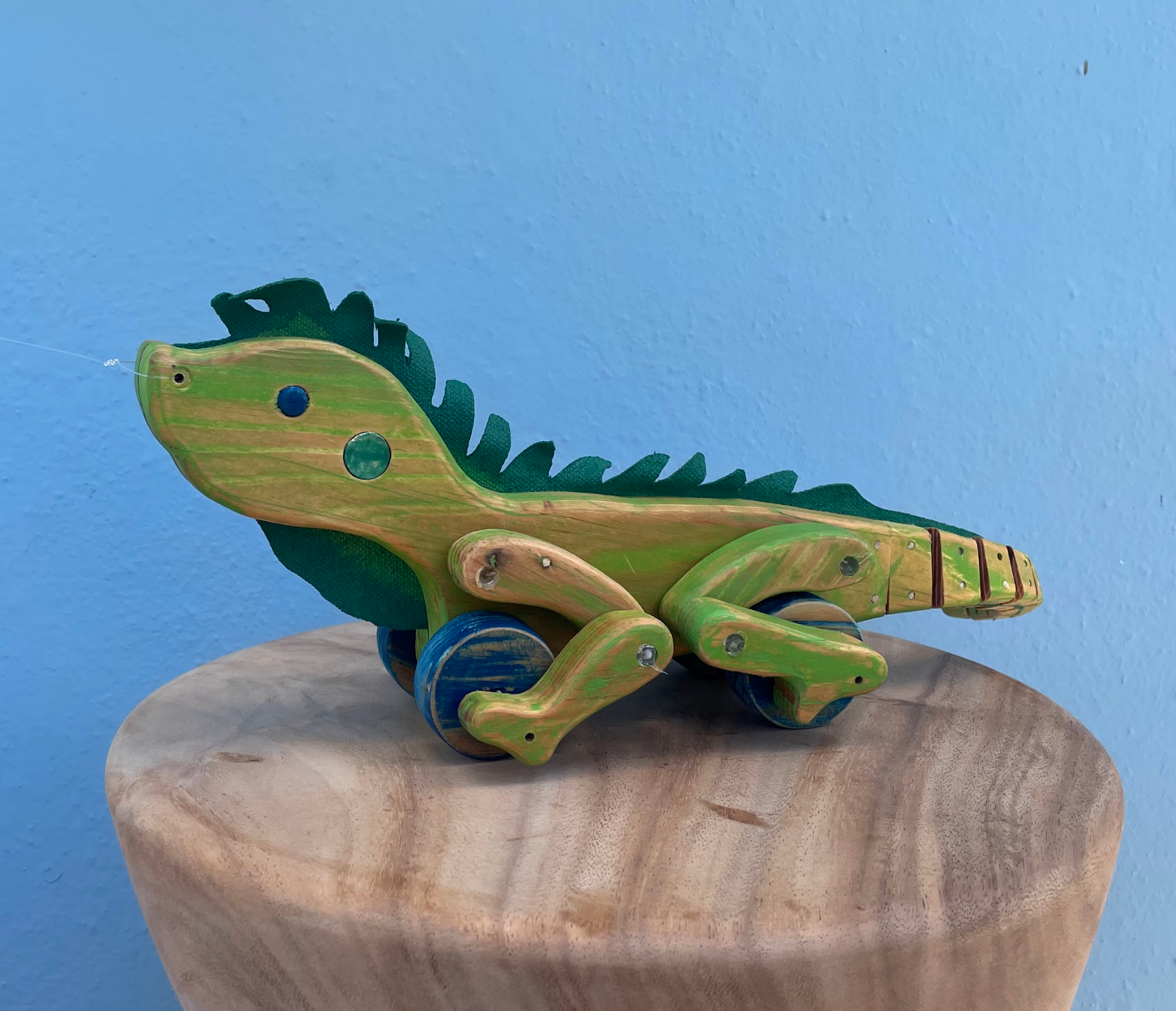 SOLDACHI Ito iguana toy blue pose
