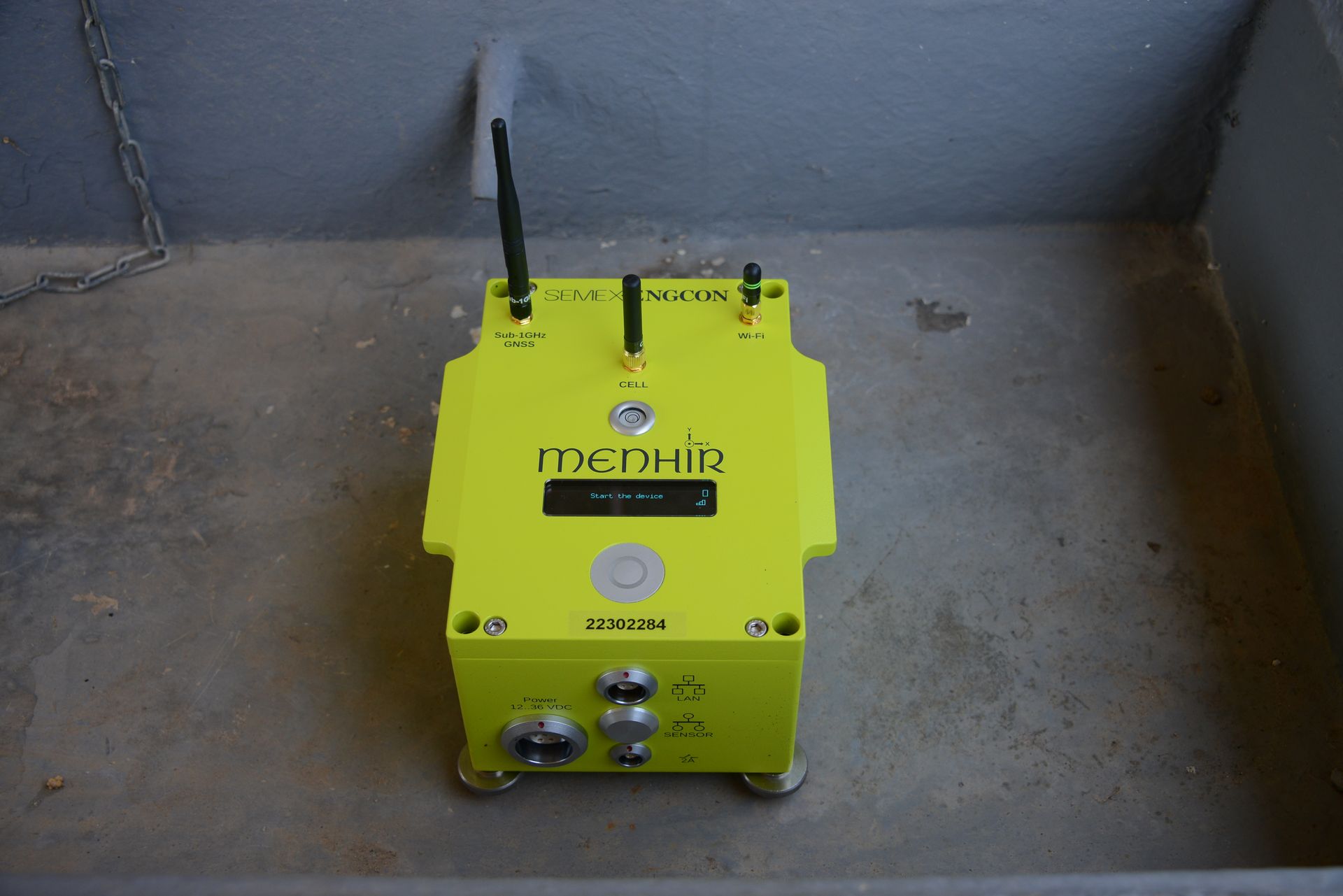 Eine gelbe Box mit einer Fernbedienung darauf