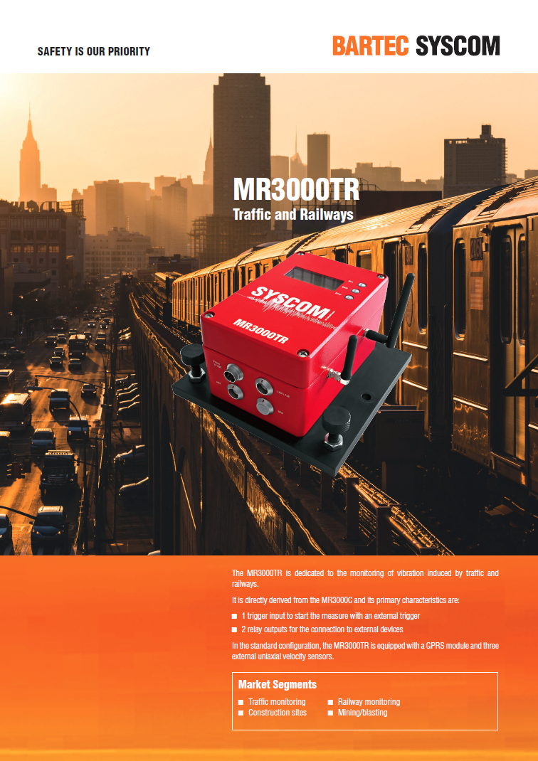 Auf einem Bahngleis steht eine rote Kiste.