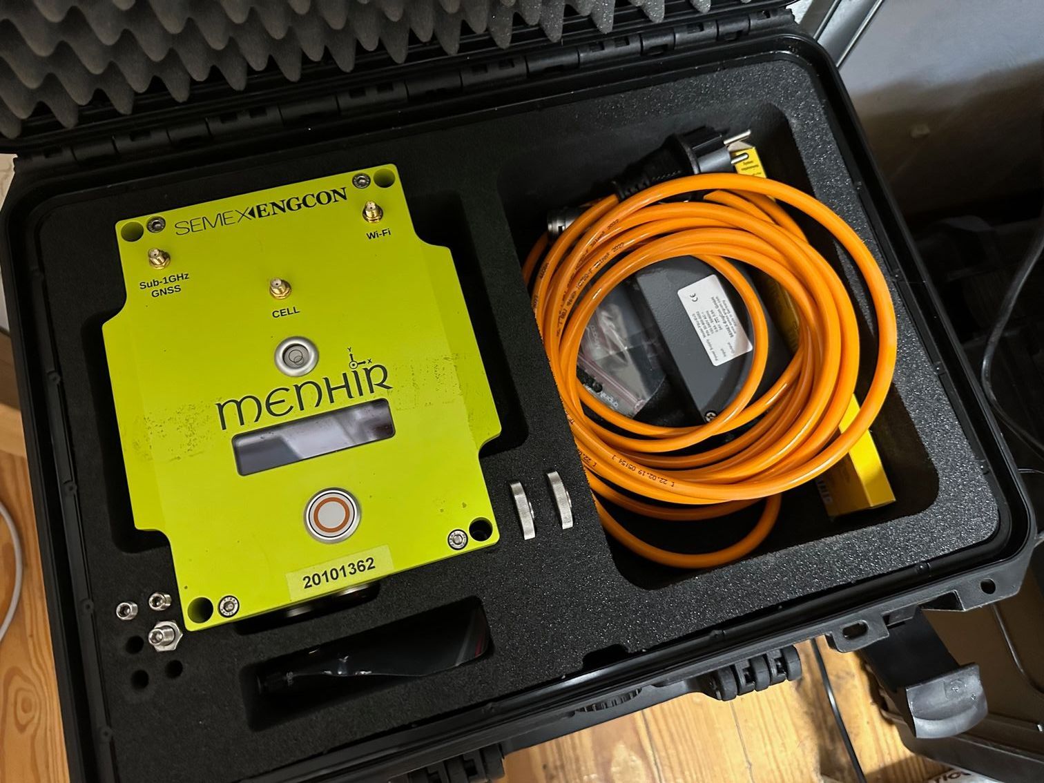 Eine gelbe Box mit dem Wort Menhir darauf