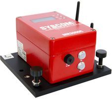 Auf einem schwarzen Tisch steht eine rote Kiste.