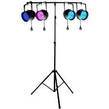 Svart lysstativ som holder seks fargede scenelys.