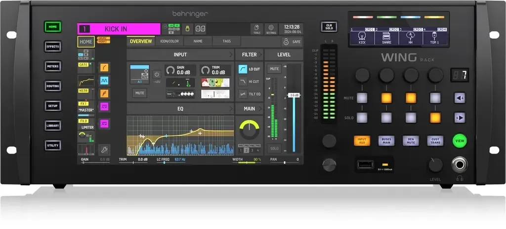 Svart Behringer WING digital miksekonsoll med stor berøringsskjerm og diverse knapper og knotter.