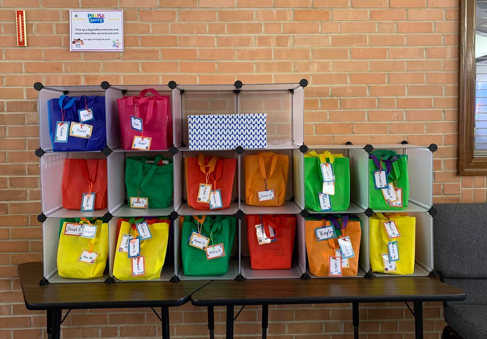 A table with a sign that says padre padres on it