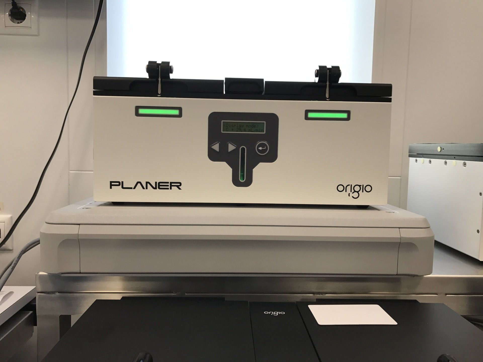 Planer Origio laboratory equipment placed on  vibration isolation platform, used for precise temperature-controlled processes