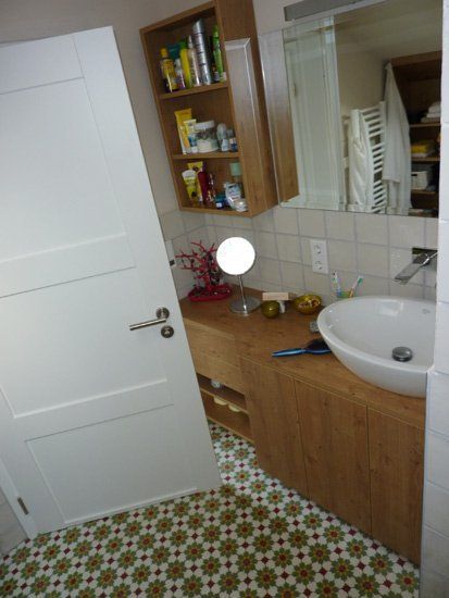 Ein Badezimmer mit Waschbecken und Spiegel