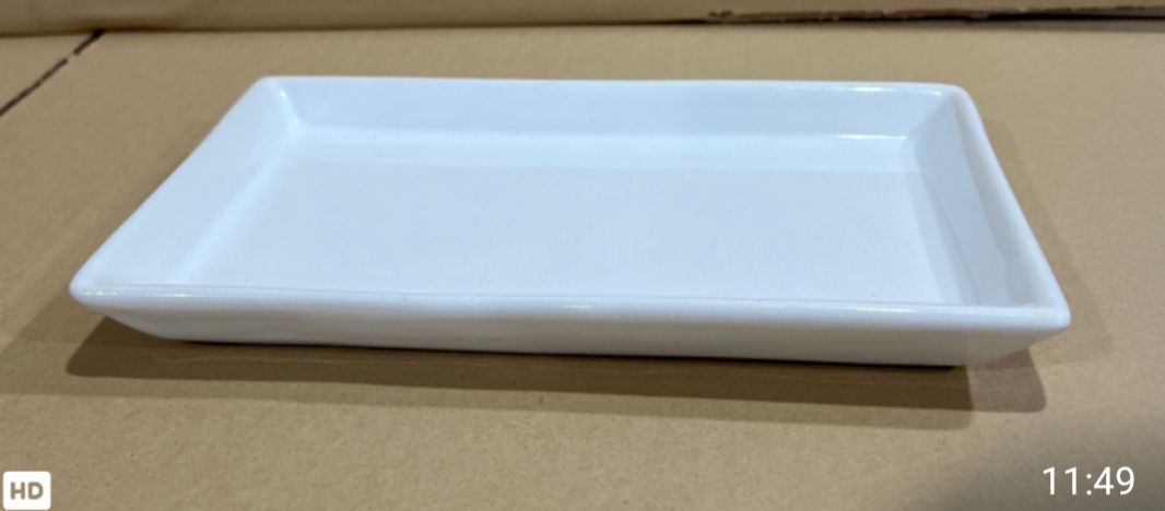 Bandeja rectangular de cerámica de color blanco.