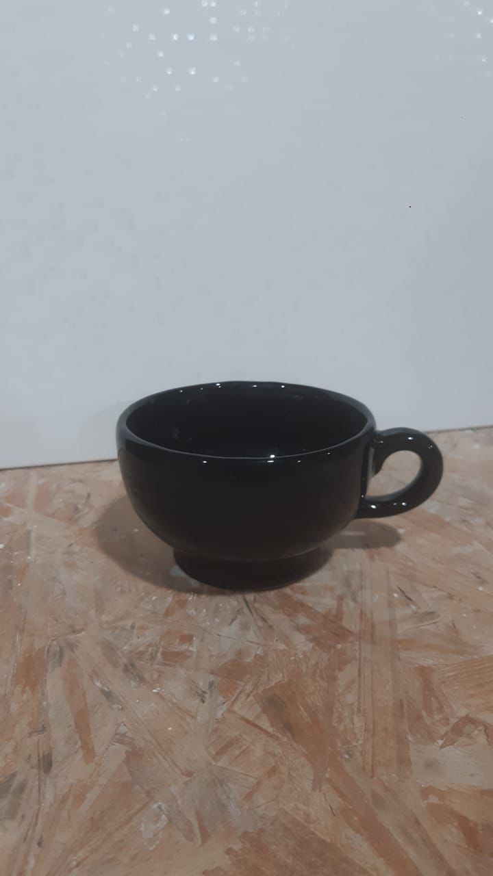 Pila de seis tazas de té de colores: blanco, amarillo, verde menta, negro, rosa y azul claro.