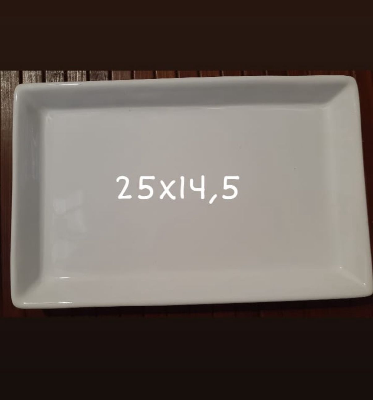 Bandeja rectangular de cerámica de color blanco.