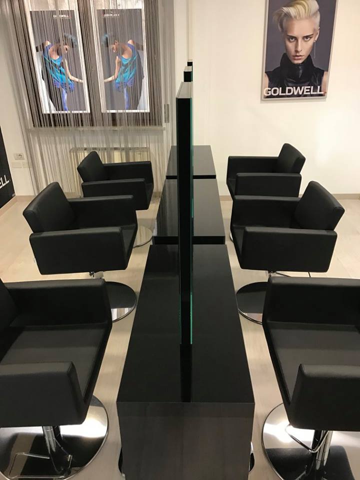 Interno del salone di parrucchiere