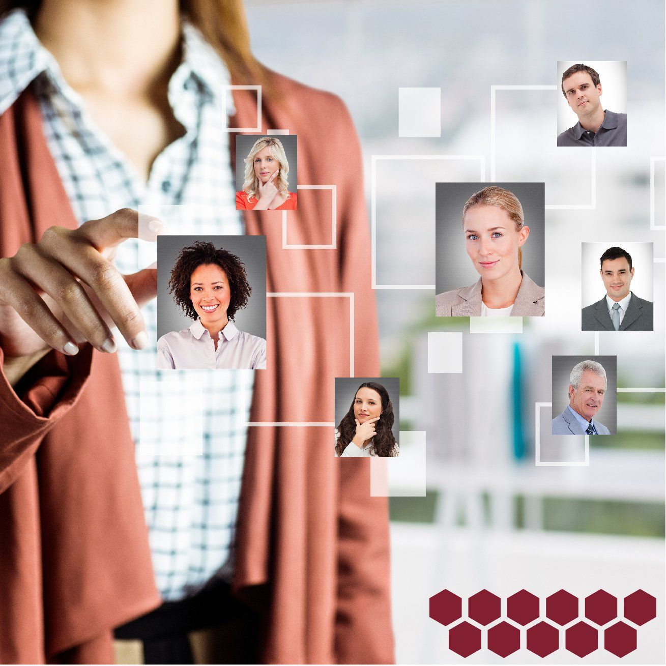 Una mujer sostiene una fotografía de un grupo de personas.