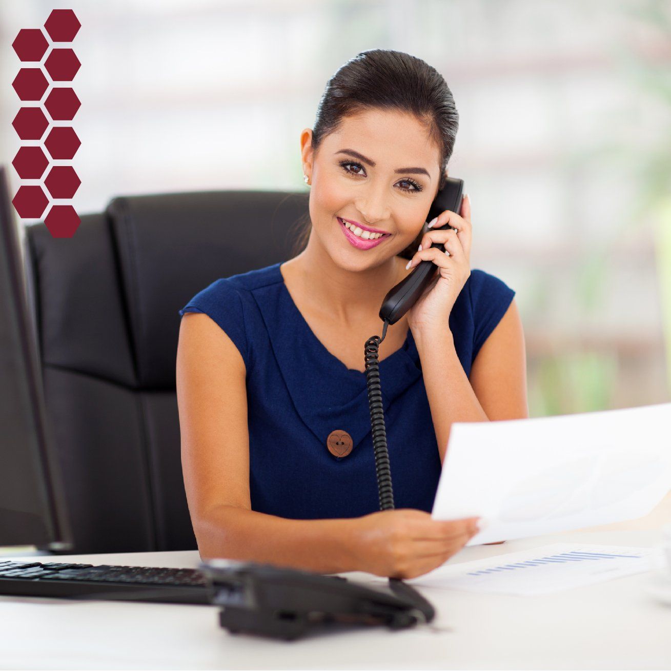 Una mujer con una camisa azul está hablando por teléfono.