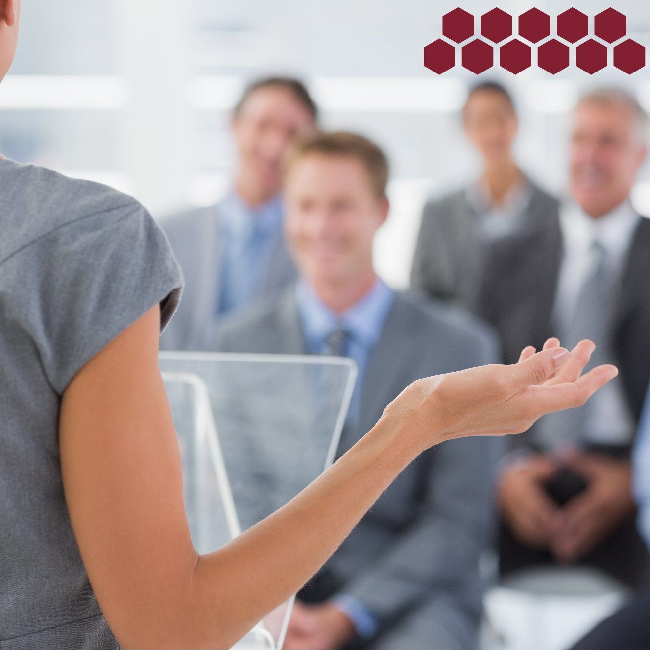 Una mujer está dando una presentación a un grupo de personas.