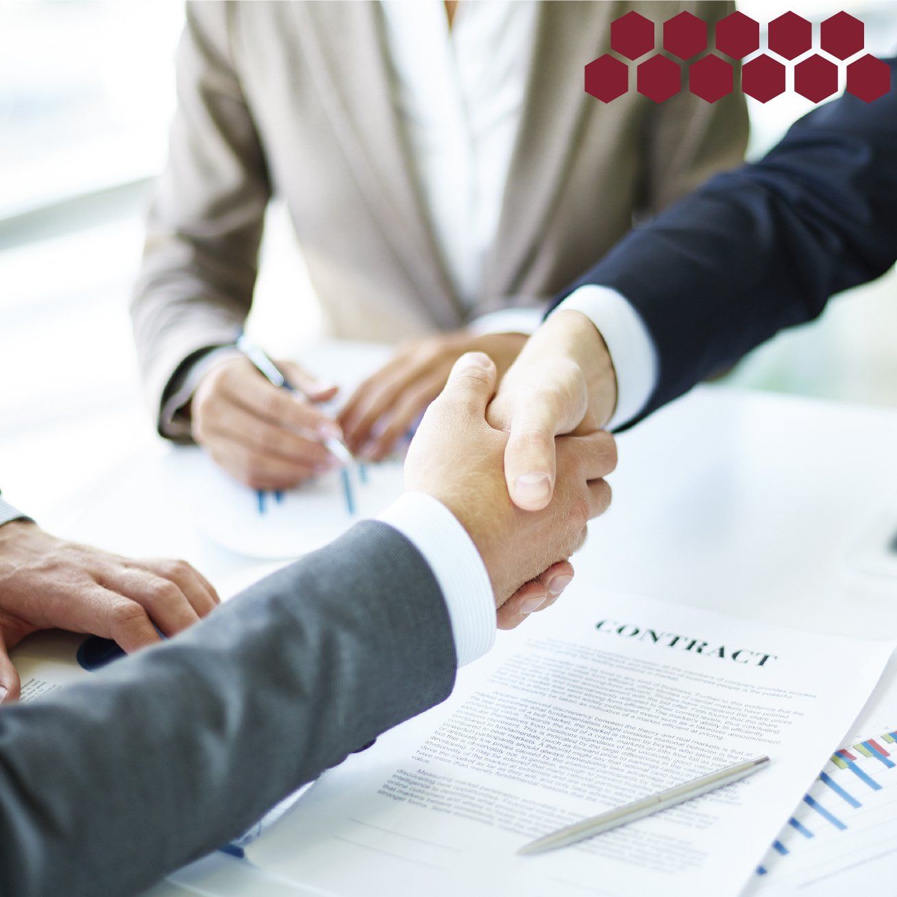 Un grupo de personas se dan la mano para firmar un contrato.