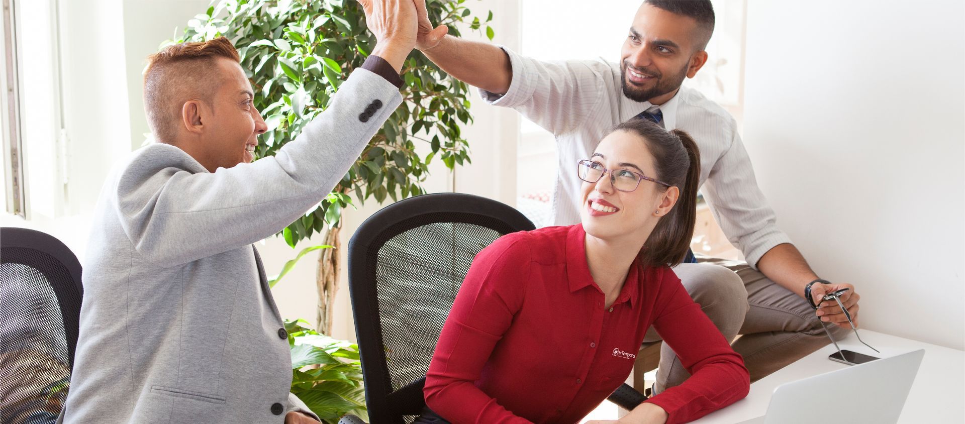 Un grupo de personas se dan un