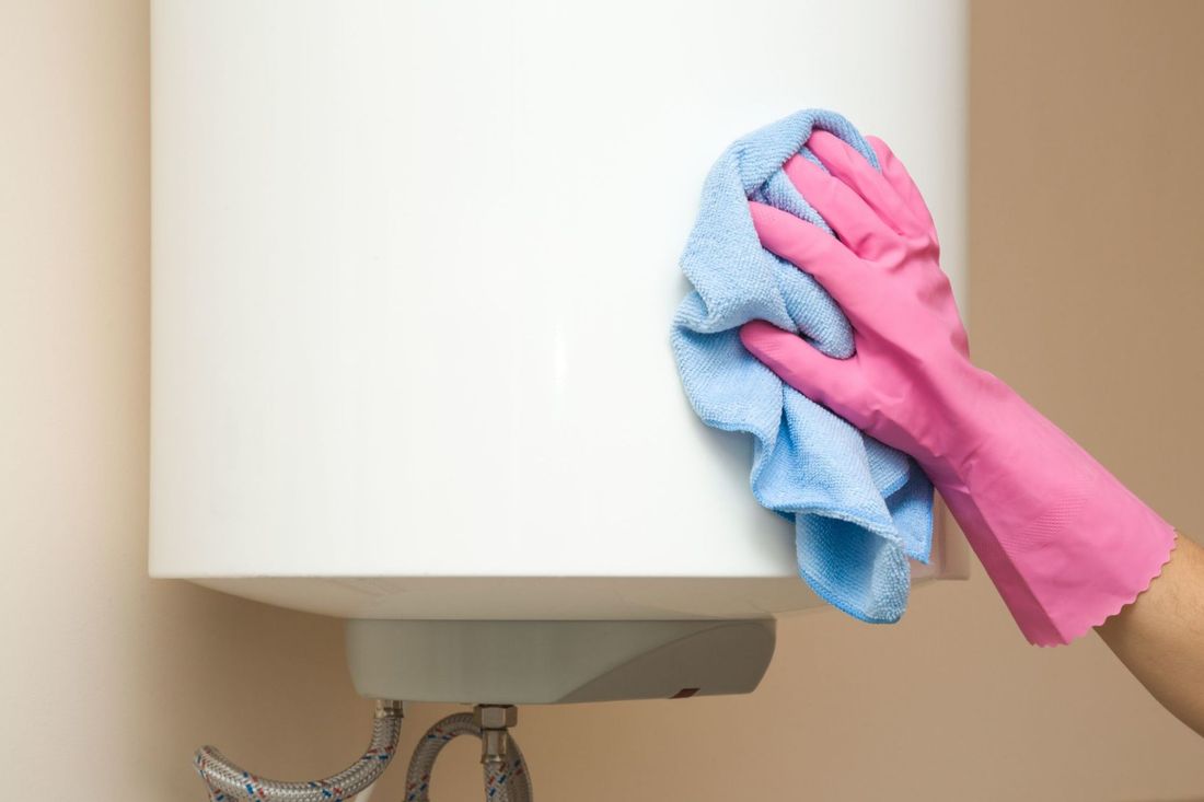 lavaggio caldaia con panno in microfibra