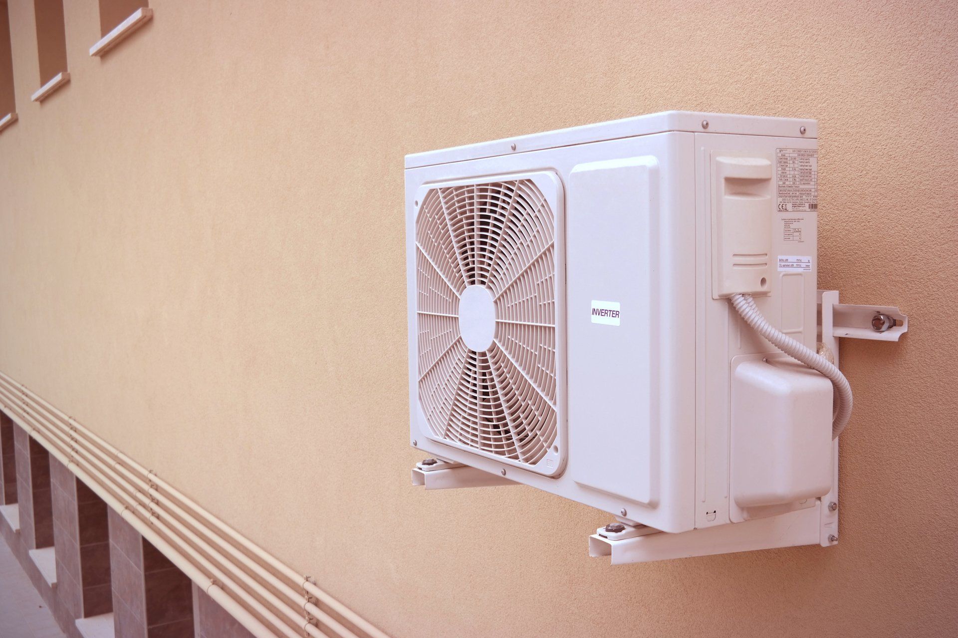 tecnico durante la rimozione dei filtri del climatizzatore