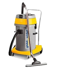 Aspirapolvere industriale per liquidi e solidi di colore grigio e giallo, con manico in metallo e bocchetta di pulizia integrata, montato su una base con ruote.