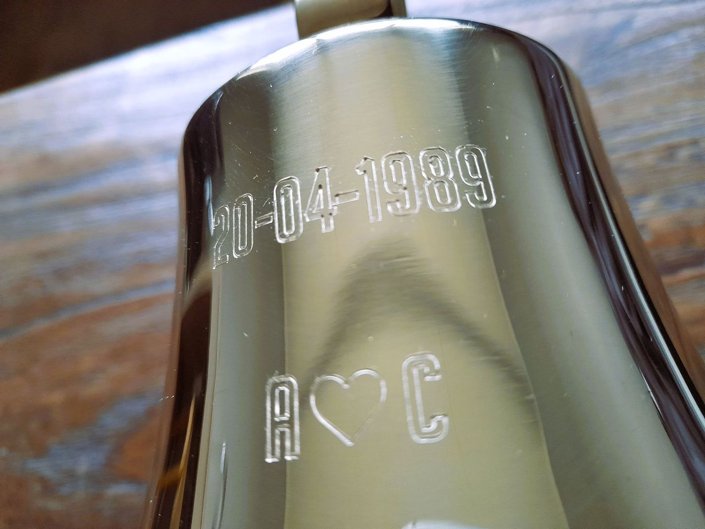 Scheepsbel met letters en symbool Scheepsbel graveren symbool