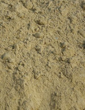 Un gros plan d'un tas de sable sur le sol.