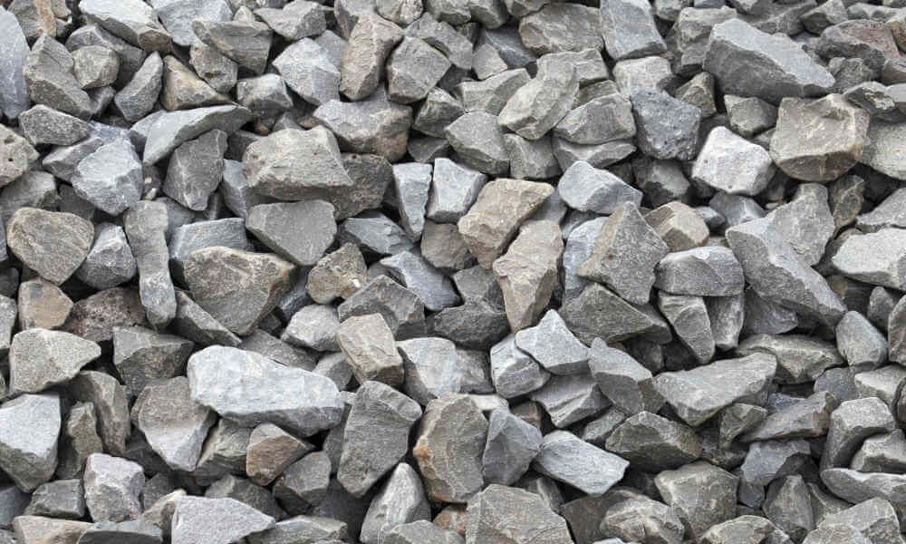 Un tas de pierres repose sur le sol.