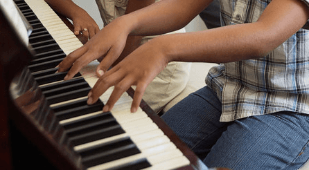 kid learning the piano