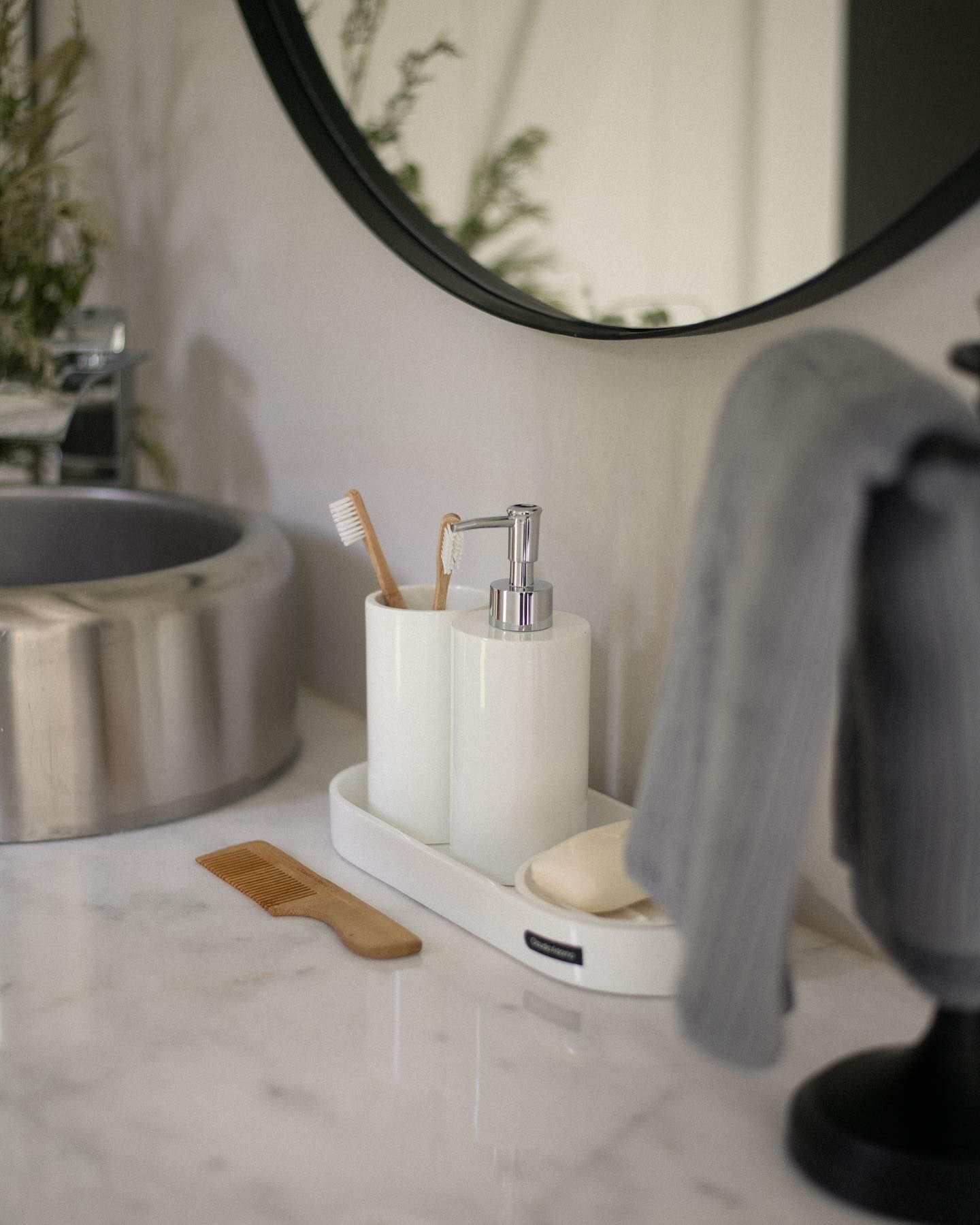 Encimera del baño con artículos de aseo