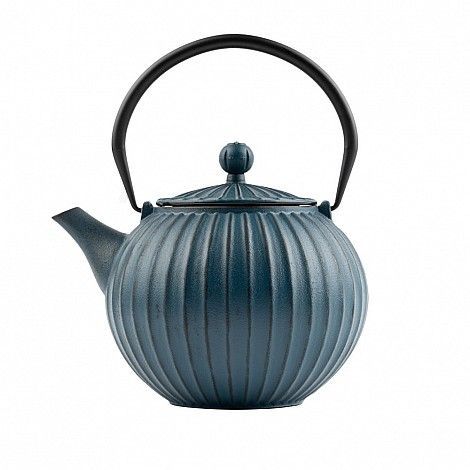 Tetera de hierro fundido azul con diseño acanalado, asa y pico negros, sobre fondo blanco.