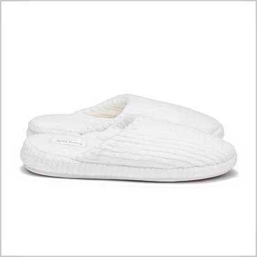 Un par de zapatillas negras de pana.