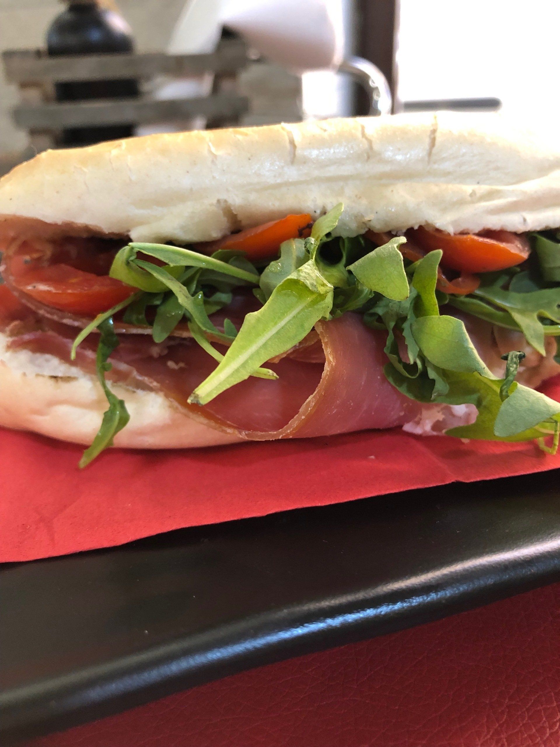 focaccia con insalata e prosciutto