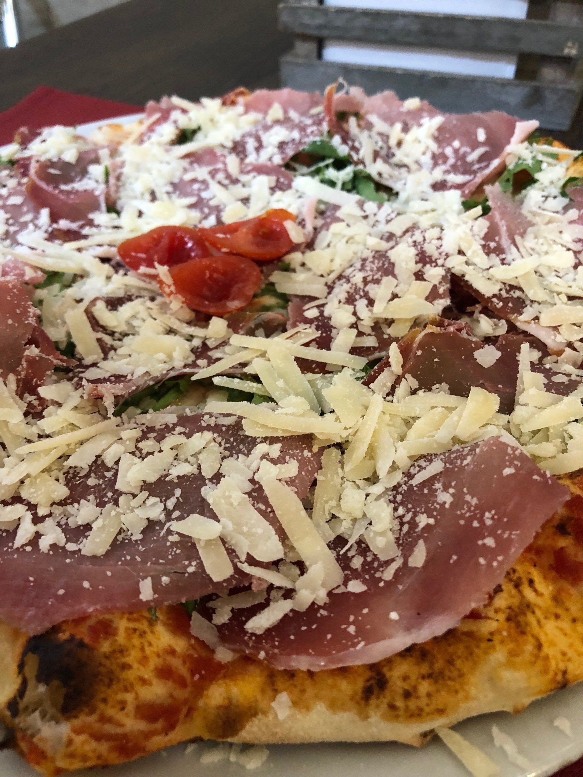 pizza con prosciutto e grana
