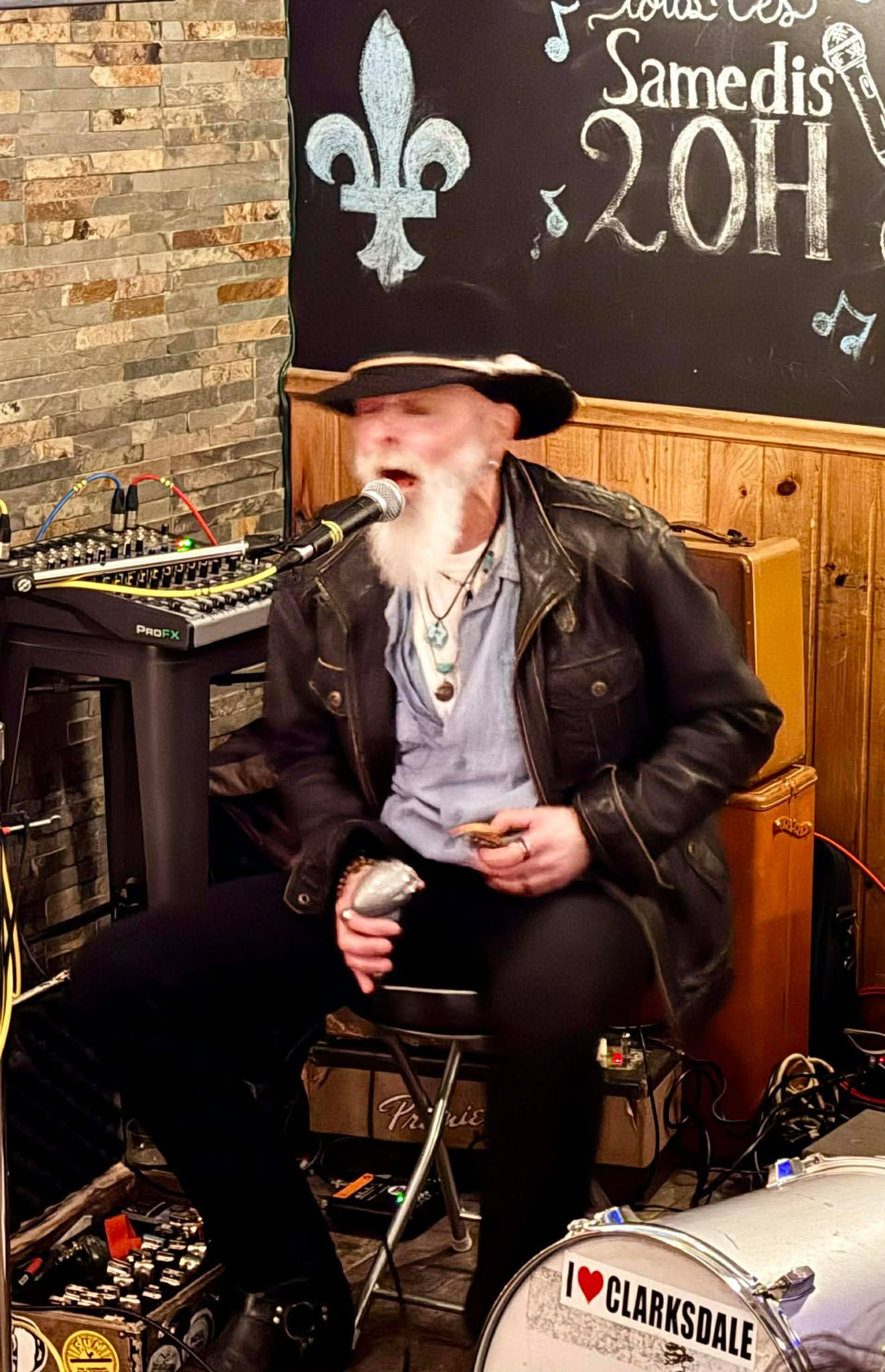 Un homme assi jouant de l'harmonica