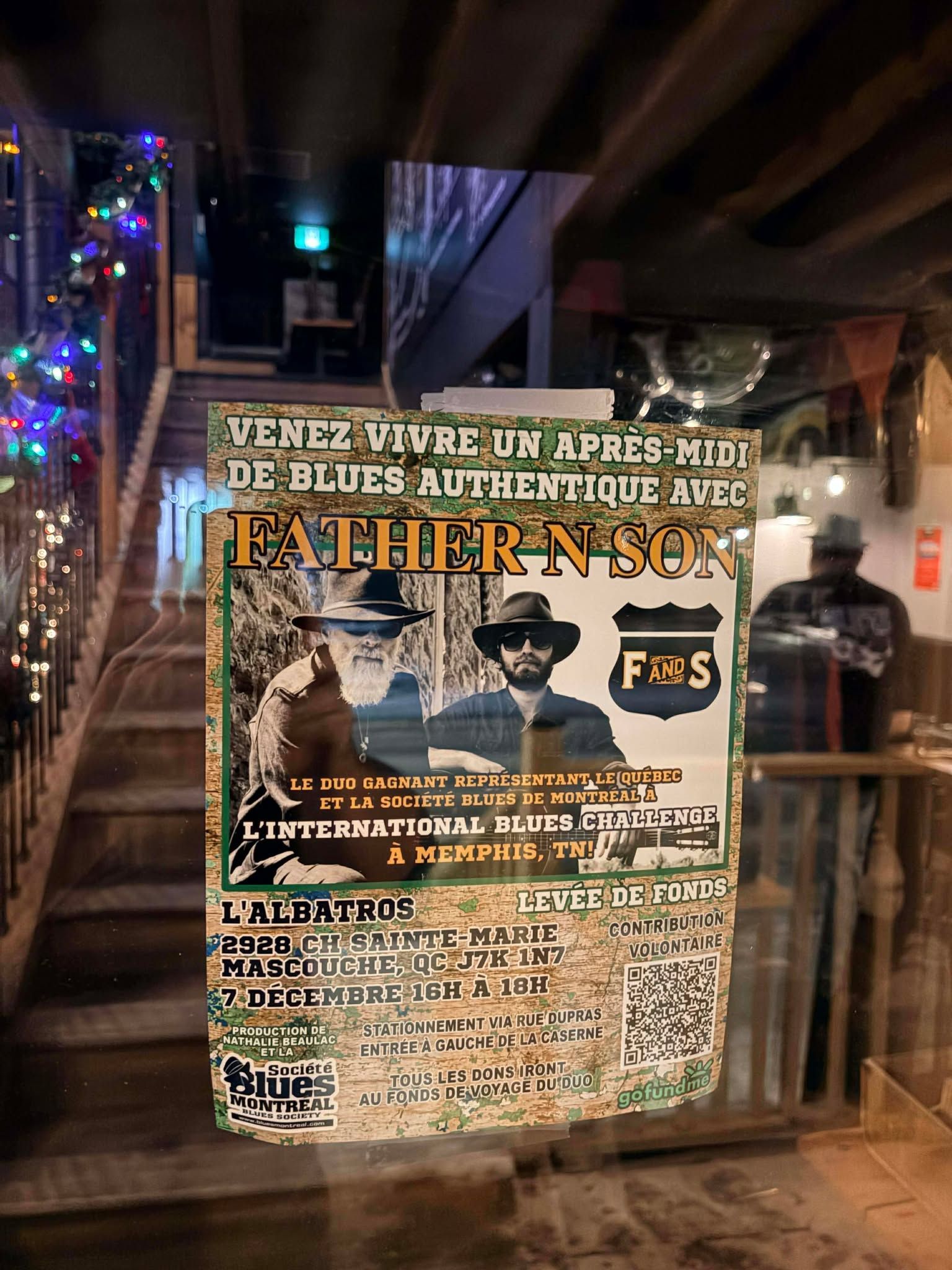 Affiche de l'événement sur la porte d'entrée 