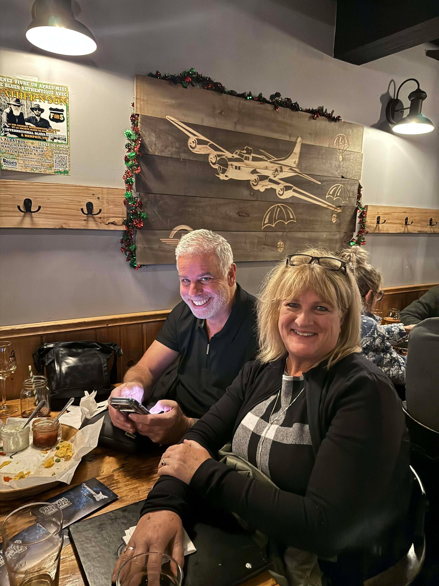 Couple assis à une table souriant pour la caméra
