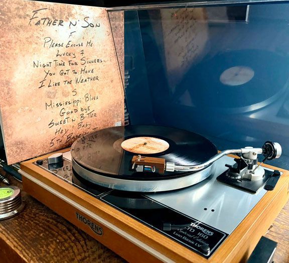 Platine vinyle avec le nouvel album de Father N Son en lecture.