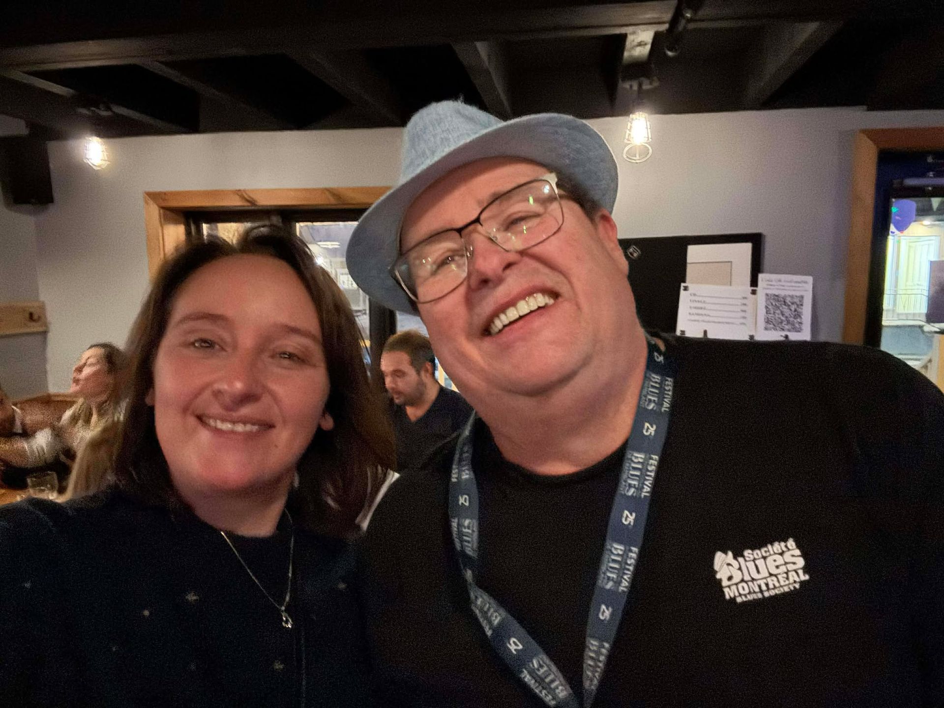 Homme avec chapeau bleu et femme souriant pour la photo