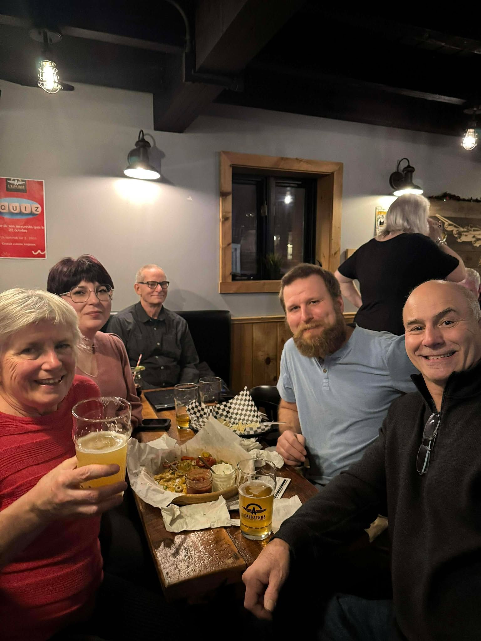 Gens souriants assis à une table 