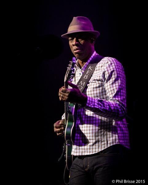 Keb Mo playing the electric guitar
