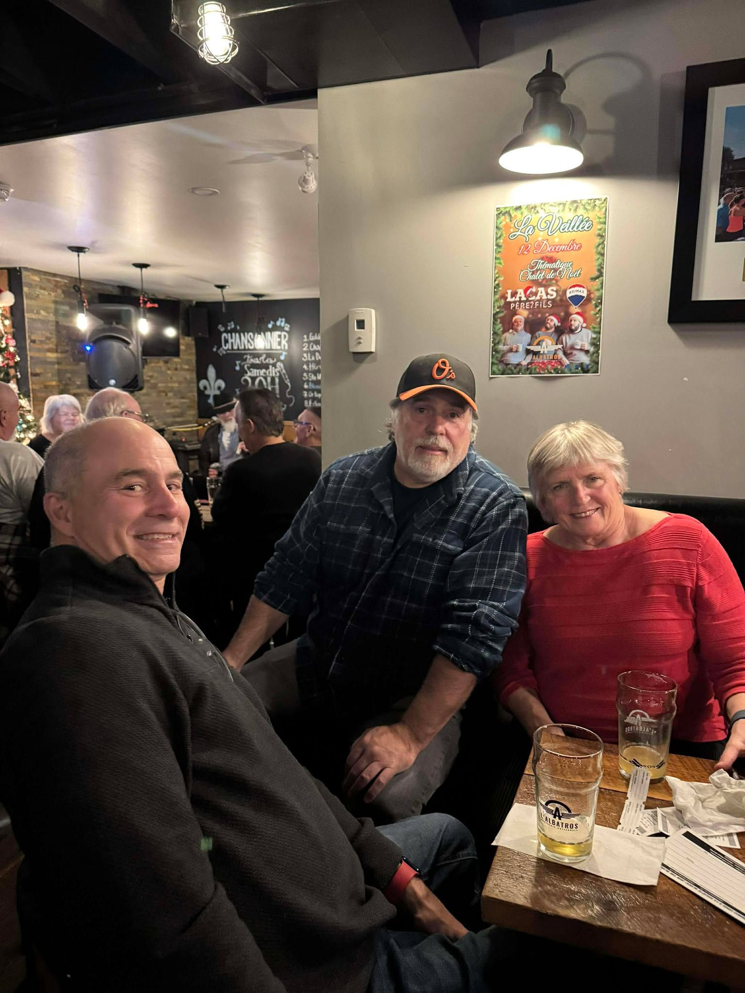 Gens souriants assis à une table 