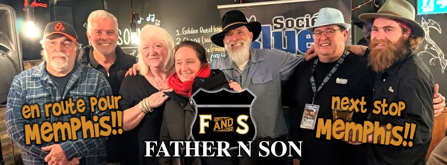 Un groupe de gens souriants