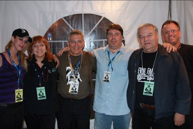 André avec les bénévoles de Festiblues et les bénévoles de la Montreal Blues Society, ainsi qu’un directeur de festival venu de France.
