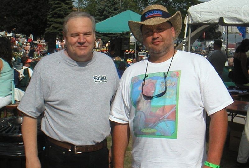 André avec un bénévole au Festival de blues de Tremblant.