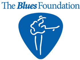 Logo de The Blues Foundation : silhouette blanche stylisée jouant de la guitare dans un médiator bleu.
