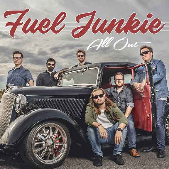 Pochette de l'album  All Out de Fuel Junkie étant une photo de vieille voiture et  les membres autour de celle-ci