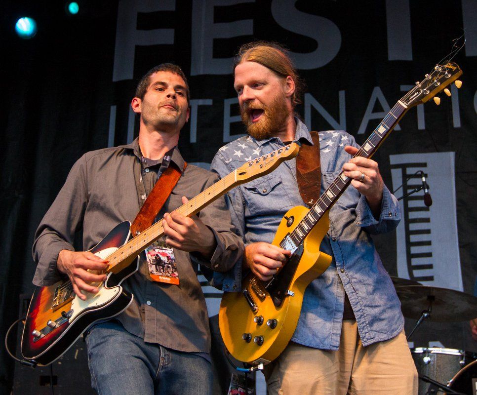 Matt Isbell et Taylor Orr jouant leur guitar sur les planches du Festival International de Blues de Tremblant