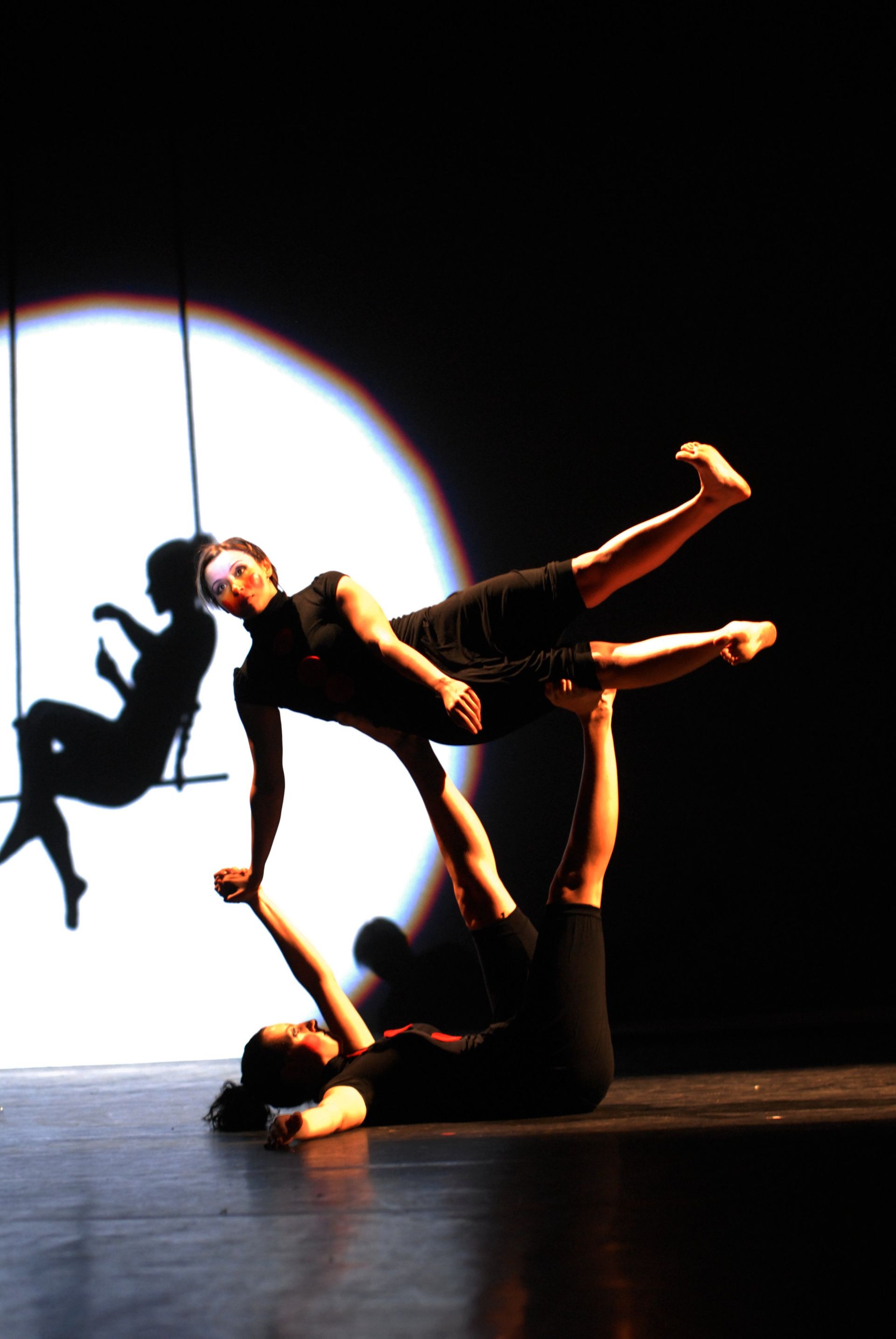 Un paio di persone che fanno acrobazie aeree su un palco