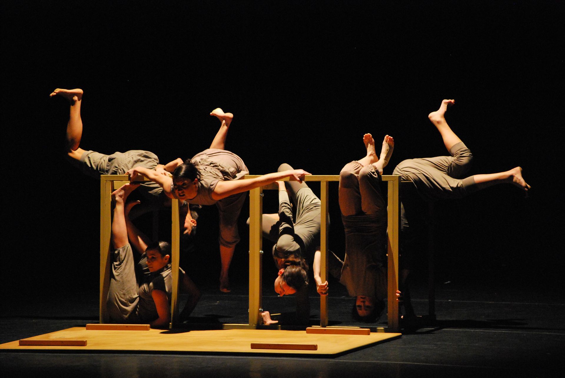 Un gruppo di persone sta facendo la verticale su un palco.